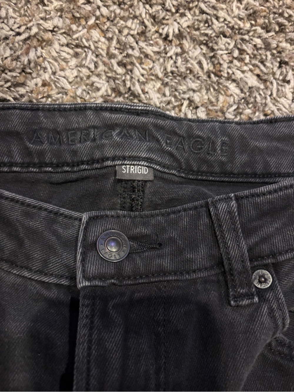 Women’s American Eagle Outfitters Black Distressed Mom Jeans - Picture 7 of 9